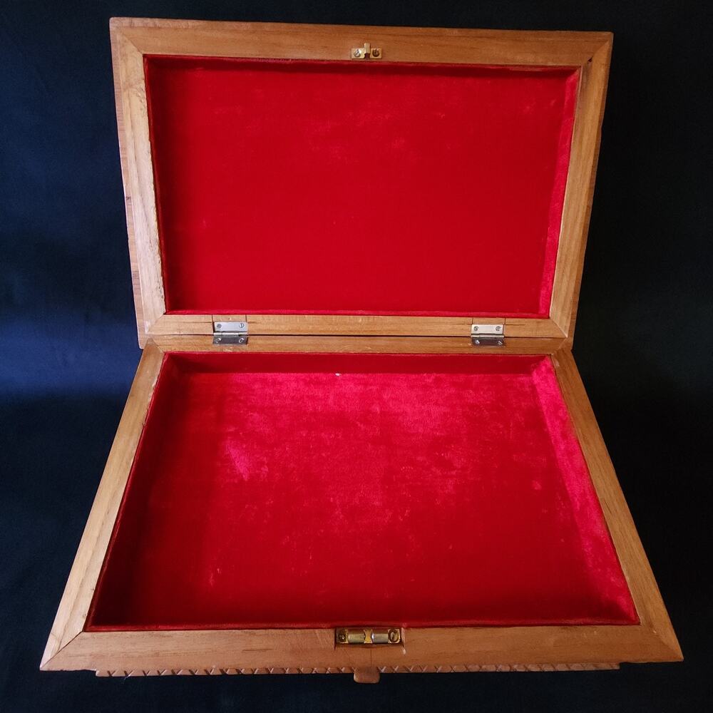 Vintage Kelvin Mfg Hand Carved Teak Wood Jewelry Trinket Box Red Velvet Lined - Picture 4 of 11